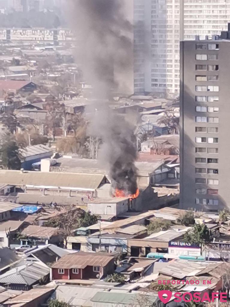 Bomba_Decima's tweet photo. Gran despliegue bomberil en estos momentos, tres incendios simultáneos, uno en Peñalolén, otro en Estación Central y otro en Quinta Normal. https://t.co/qBCfLsFn22