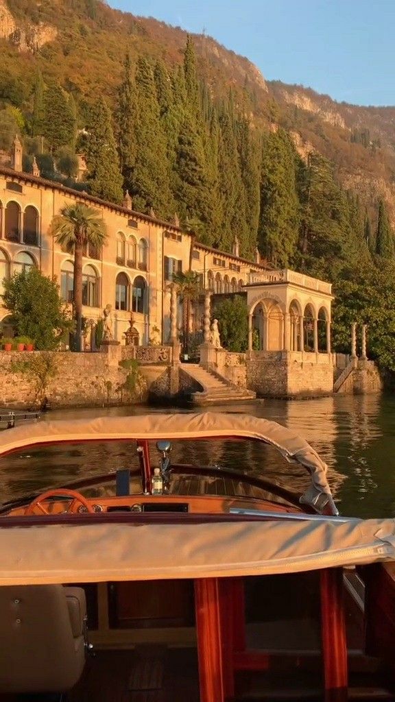 𝘗𝘢𝘳𝘢𝘥𝘪𝘴𝘰 𝘪𝘯 𝘵𝘦𝘳𝘳𝘢!

Wine, beautiful views and peace. What more could a man ask for? 

𝘉𝘦𝘭𝘭𝘪𝘴𝘴𝘪𝘮𝘰!