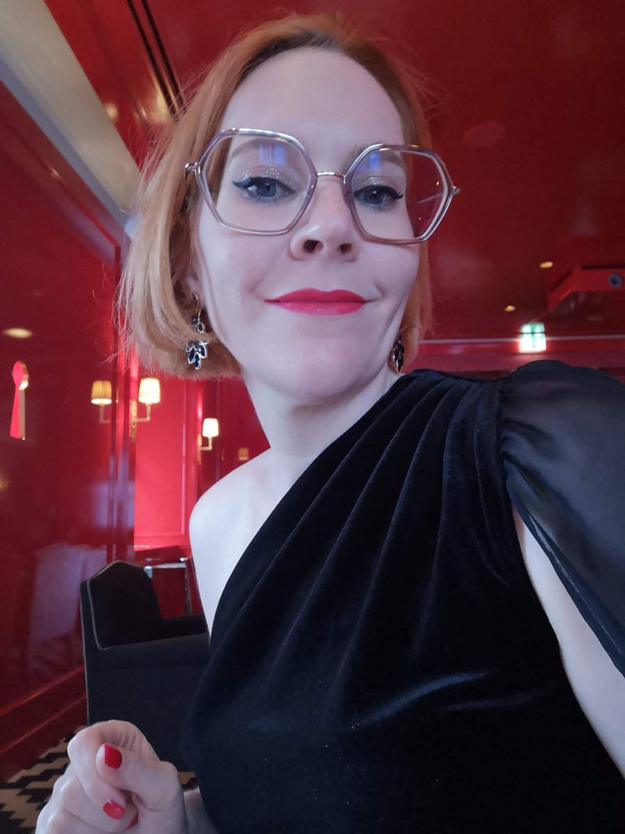 M_Latex's tweet photo. Hatten einen tollen Abend! Hochzeitstagessen nachgeholt mit @_starbase_ im #cuisino #wien #hochzeitstag #rot #samtkleid #essen unser erster Restaurant Besuch seit August 2020 #covid #grimpft #impfung https://t.co/Z5dJ139Fse