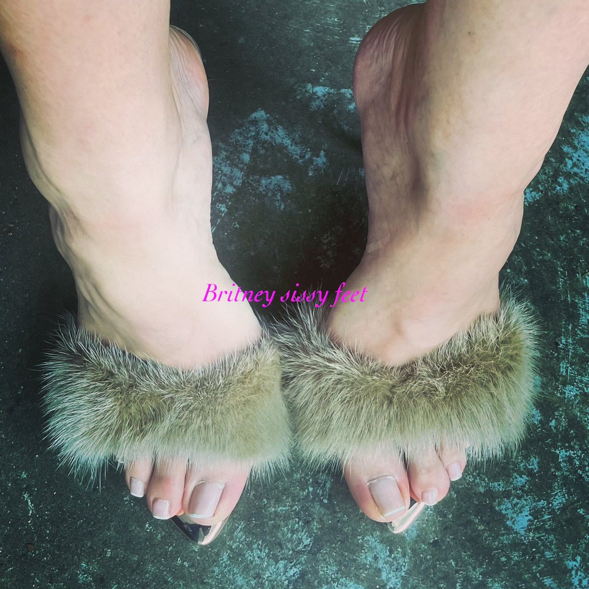 Britneysissyfe1's tweet photo. French tips and these #heels are 🤤what do you guys think?👠🦶🏻#sissy #crossdresser #girls https://t.co/BDCVJHwoRA