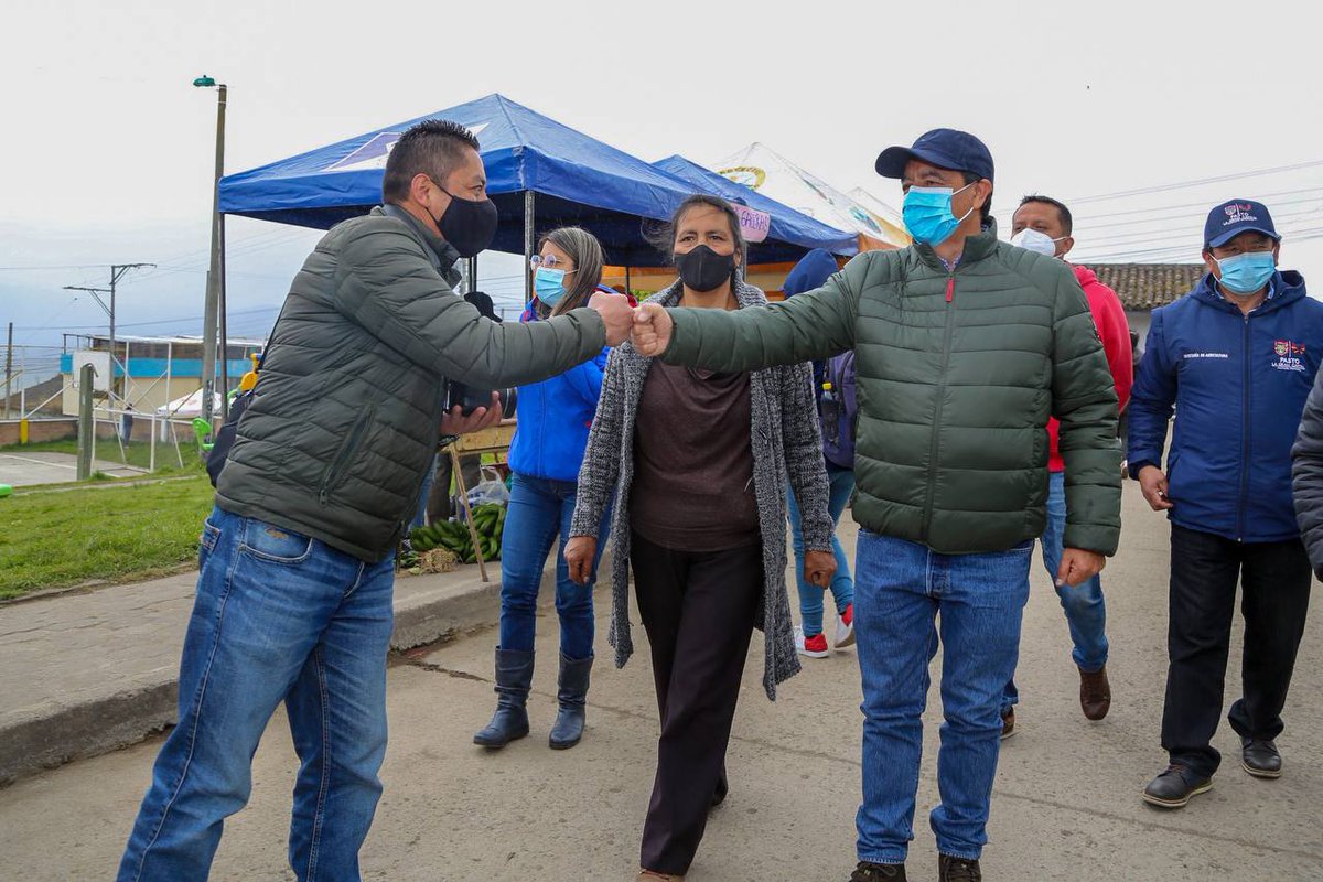 alcaldiapasto's tweet image. Aplaudimos las iniciativas ciudadanas y apoyamos su realización.

Se desarrolla la feria de intercambio, trueque y mercado campesino en Gualmatán, el Alcalde @GERMANCHAMORRO1 y la Secretaría de Agricultura respaldan estas iniciativas que ofrecen alimentos frescos y saludables.