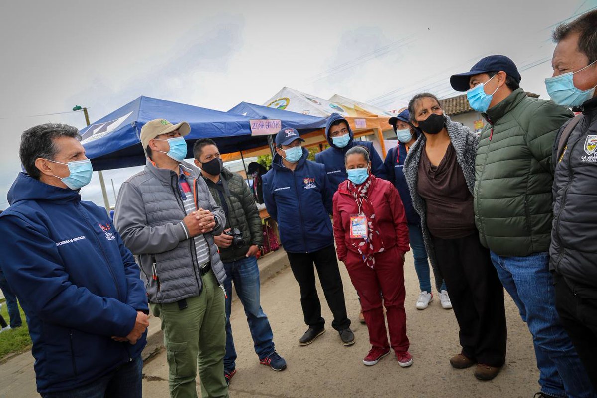 alcaldiapasto's tweet image. Aplaudimos las iniciativas ciudadanas y apoyamos su realización.

Se desarrolla la feria de intercambio, trueque y mercado campesino en Gualmatán, el Alcalde @GERMANCHAMORRO1 y la Secretaría de Agricultura respaldan estas iniciativas que ofrecen alimentos frescos y saludables.