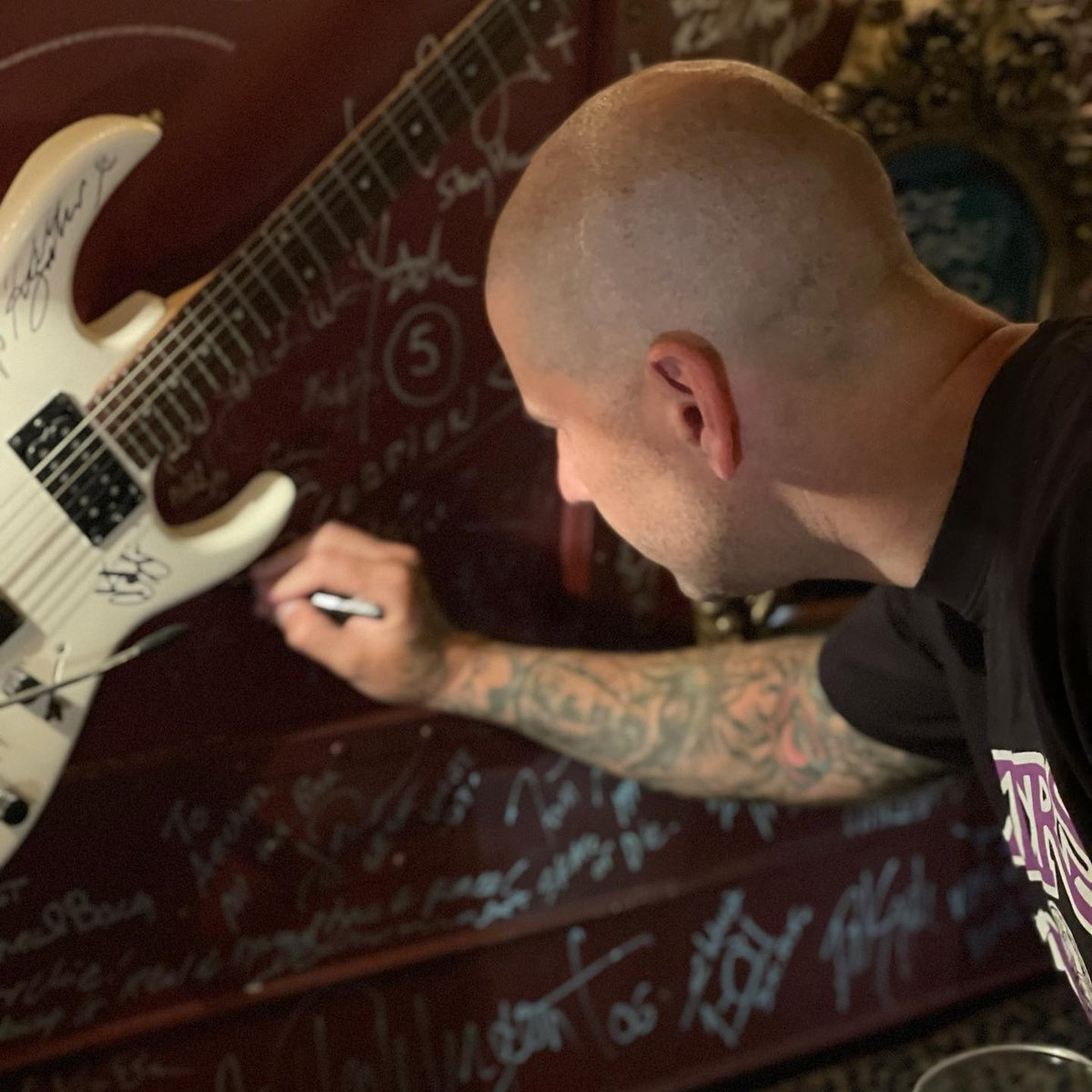 A7XBRAZILFANS's tweet photo. Integrantes do Avenged Sevenfold autografando o caminhão da @Archiesicecream, onde a banda esteve celebrando o aniversário de 40 anos de M. Shadows. https://t.co/hKQdrbvkwV