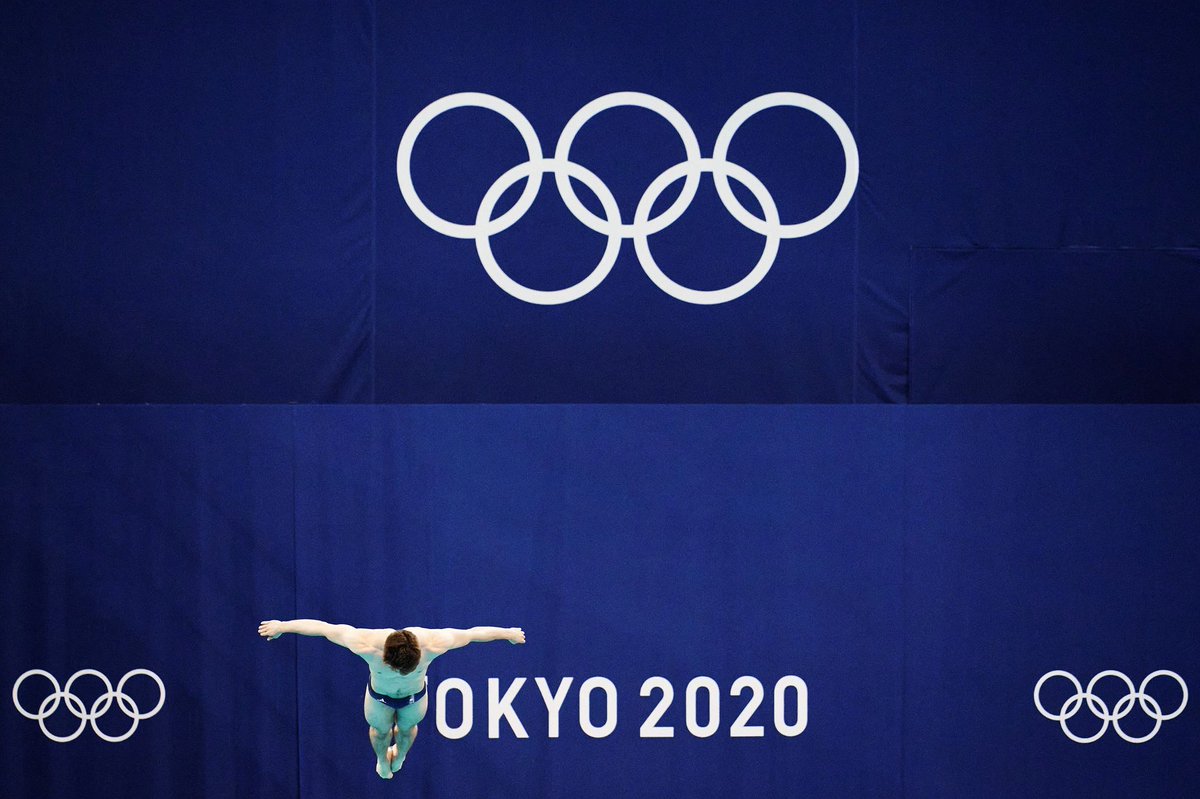 Timing down to a T…… 👀 📸  Ubald Rutar IOC