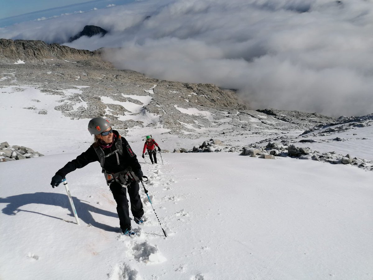 Muntania's tweet photo. ¡Ascensión casi invernal al Aneto un 1 de agosto! #muntaniaclimb #ascensoaneto #aneto #pirineos https://t.co/75rxwsJ6Ub