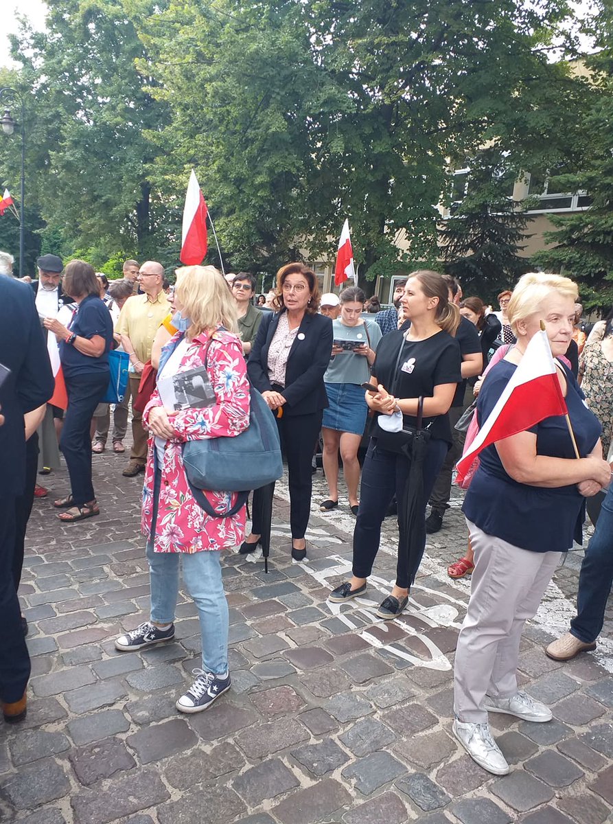magosia_10_19's tweet photo. Na #MM44 było bardzo godnie. Za to na Pl. Krasińskich o 16 policja ustawiła barierki na schodach przed pomnikiem, żeby nie drażnić Bąkiewicza! Grupka Obywateli RP stłoczona na małym skrawku schodów. A potem pod pomnik wmaszerował bez przeszkód Bąkiewicz ze swoją bandą https://t.co/QsjrdcLdLw