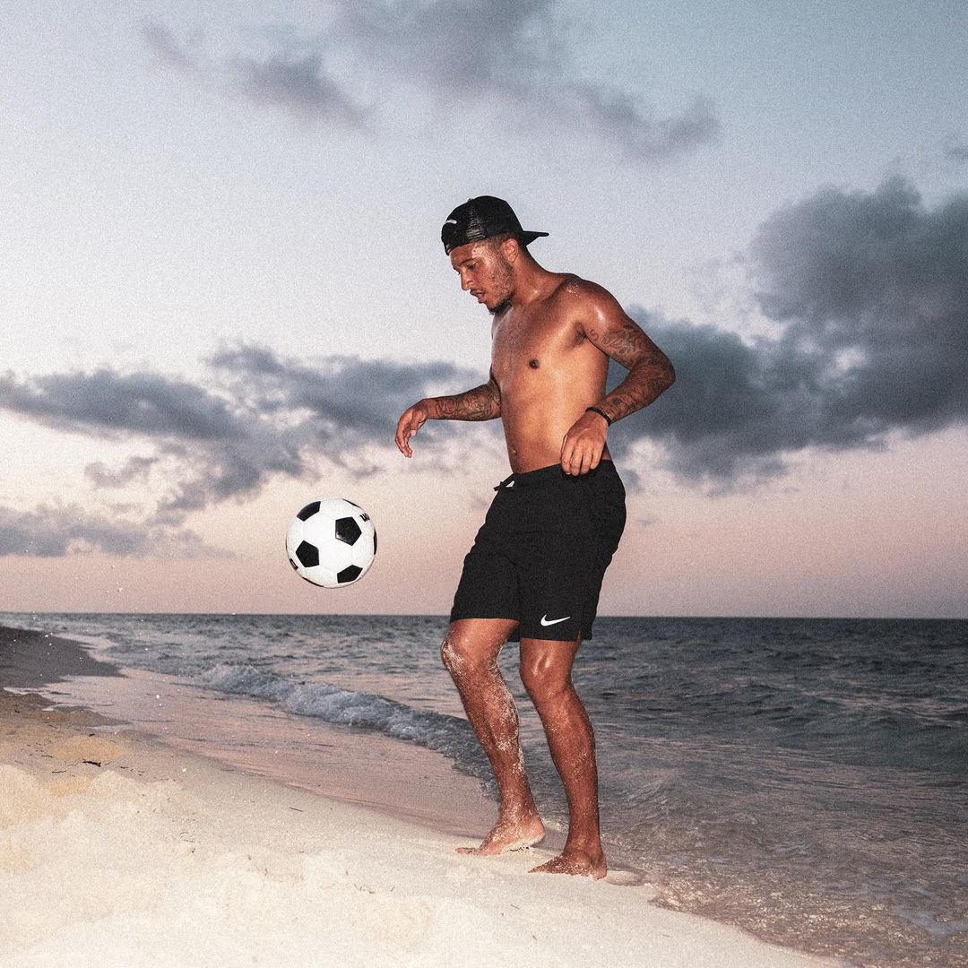 UtdPlug's tweet photo. "Beach workout. 🏝" [IG: @Sanchooo10] #MUFC https://t.co/SXlmm8StDX