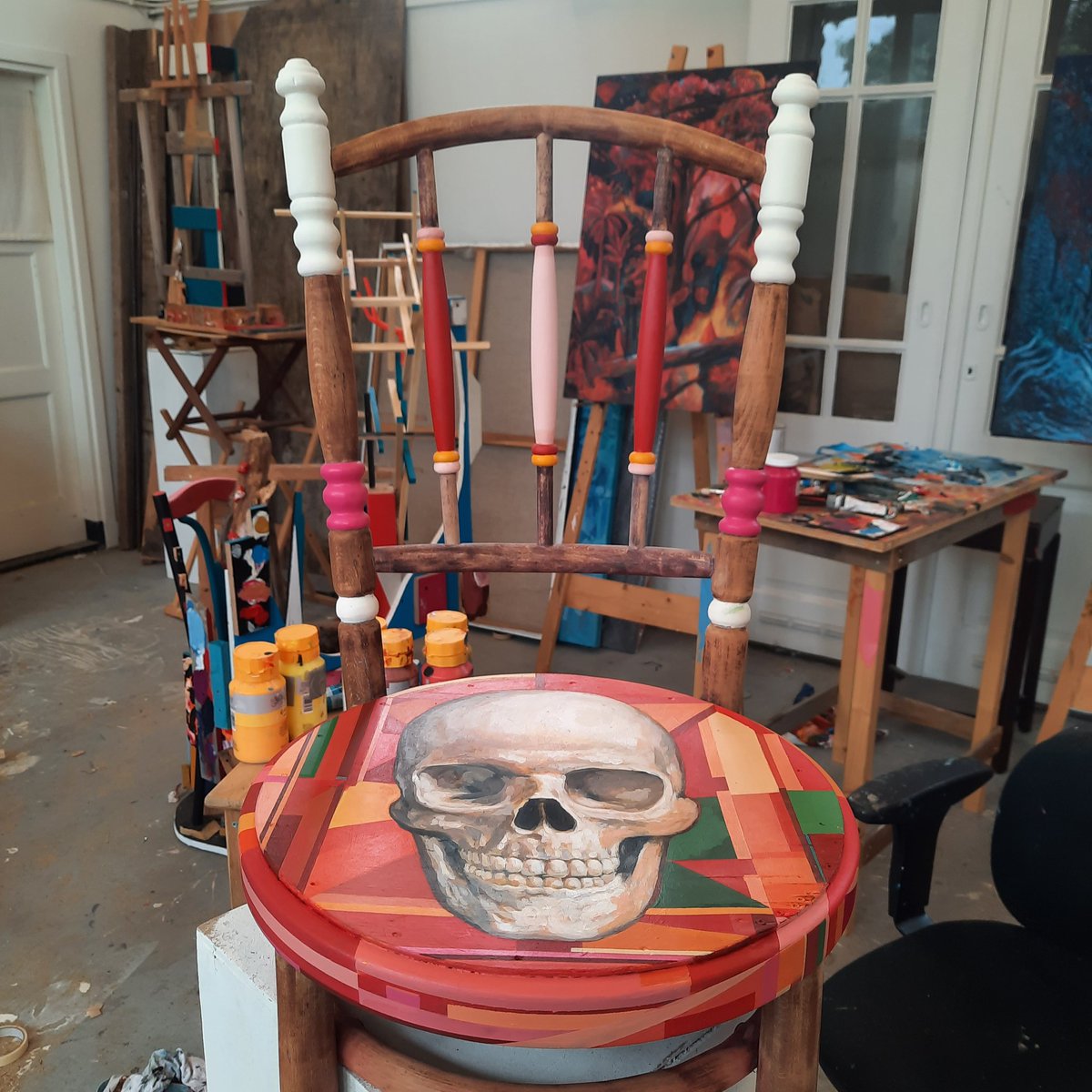 Aardig lang gewerkt aan deze stoel. Maar ik denk dat het nu toch wel bijna klaar is. Nog niet helemaal.