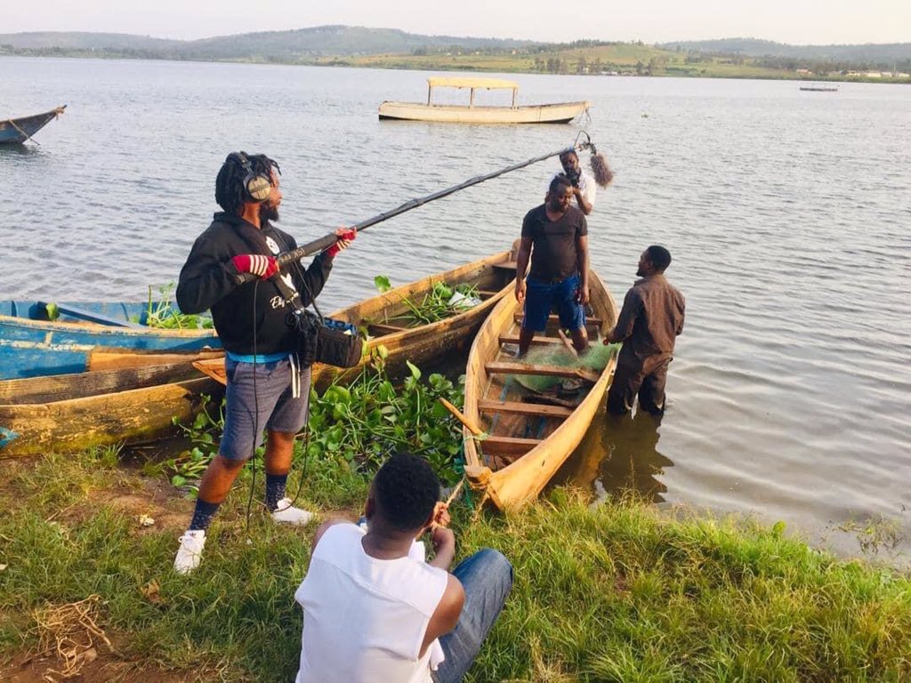 EllyMemes_'s tweet image. my main aim is to hold the microphone as close to the actors or action as possible without allowing the microphone or boom pole to enter the camera's frame
I wear cotton cloves to reduce the handling noise as a #BoomOperator #EllyMemes