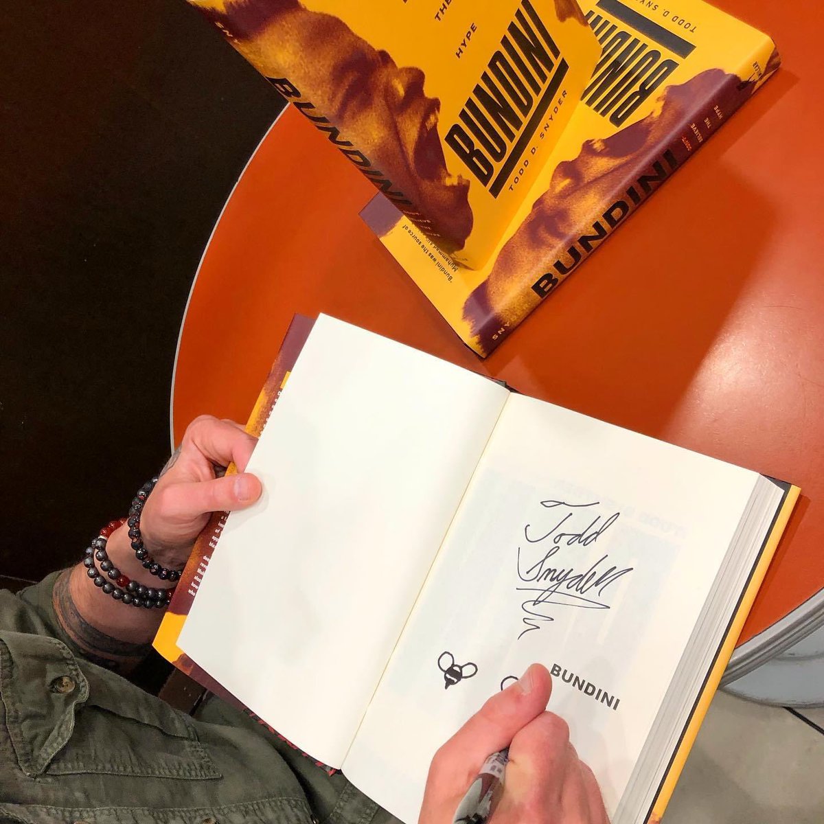 Capital District Friends: Signed copies of “Bundini: Don’t Believe the Hype” are now available at @BNColonieCenter 🦋🐝 #drewbundinibrown #dontbelievethehype #muhammadali #boxing #boxingbooks #colonieny #floatlikeabutterflystinglikeabee #albanyny #518writers @HamilcarPubs