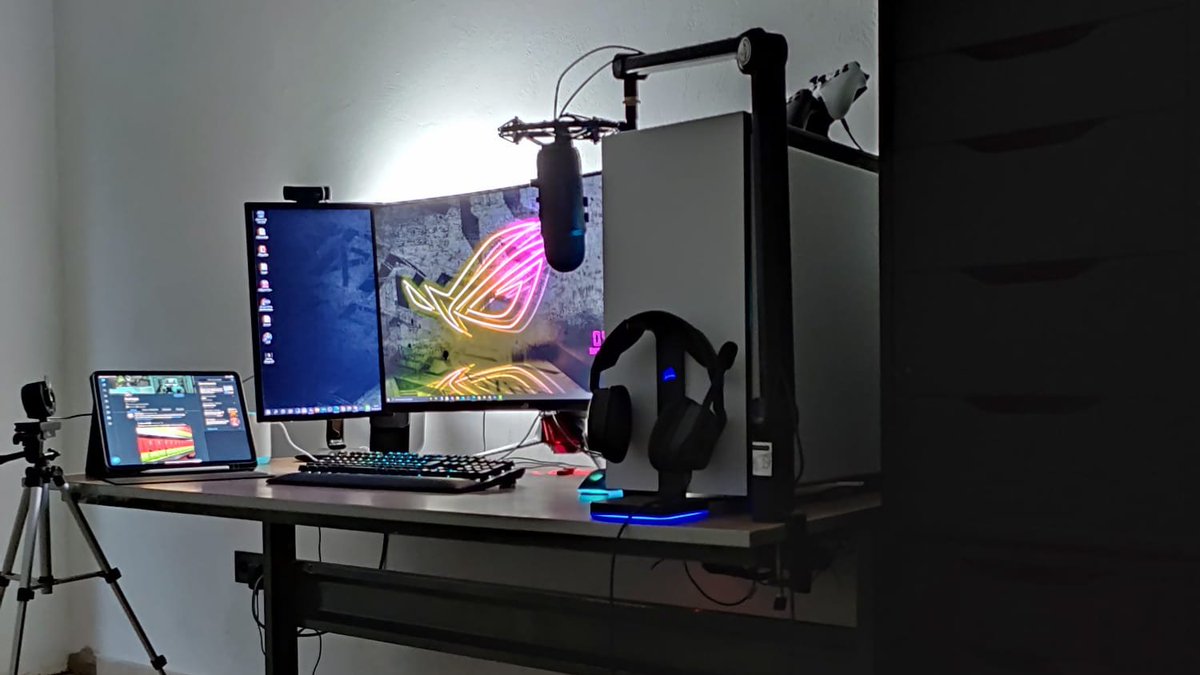 Rubens922's tweet photo. Hoy tendremos directo estrenando #setup de las manos de @ThcProjcxt muchas gracias al curro y al acabado que han tenido para poder tener esto disponible, falta algunas cambios que iré mostrando pero tengo claro a quien le voy a pedir que me lo monte #gaming https://t.co/Ddt9foMDu2