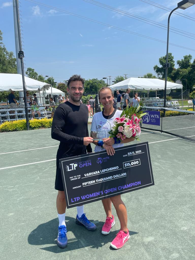Jeu_Set_EtMatch's tweet photo. Ce dimanche, Varvara #Lepchenko (n°152) 🇺🇸, tête de série n°4, remporte le titre à #Charleston (États-Unis, WTA 125) ! En finale, elle a battu Jamie #Loeb (n°229) 🇺🇸 en trois sets 7-6 (4), 4-6, 6-4. C'est là son tout premier trophée 🏆 sur le circuit #WTA.
(📸 : @VolvoCarOpen) https://t.co/pd3pxESPgM