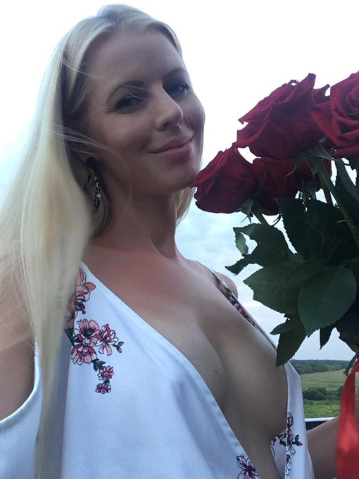 Beautiful roses 🌹 censored version 🌹 https://t.co/m5tTLl9PNV