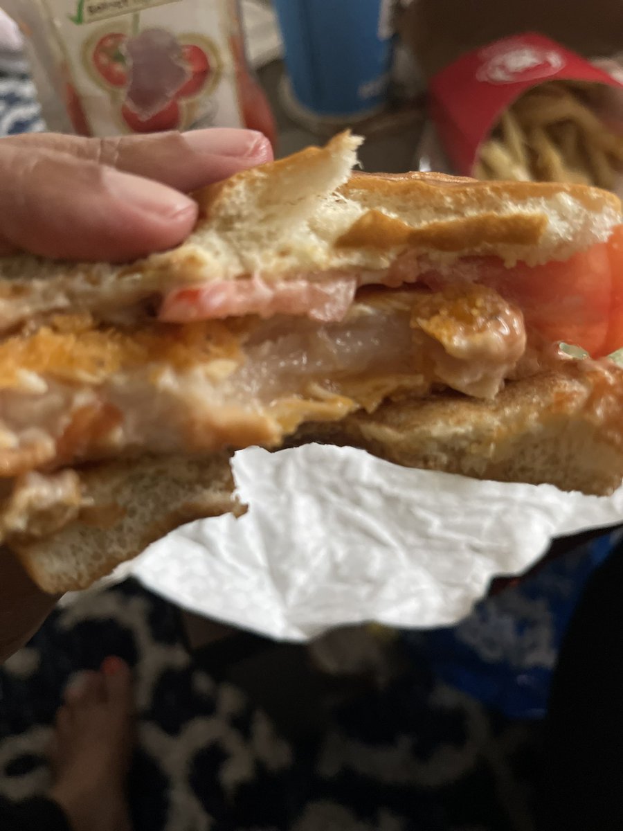 rmelissamasoom's tweet photo. @Wendys hi. I just ate half of your chicken sandwich and it was raw in the middle. 😡 https://t.co/AmqDOrQCP3