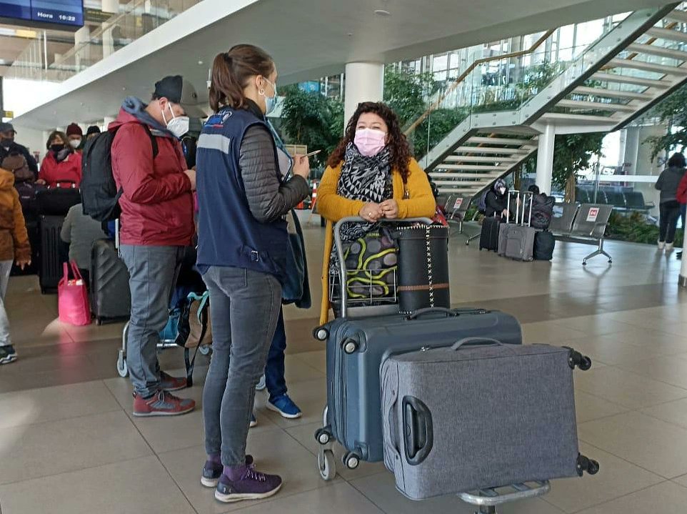 😊✈ Cuadrillas Sanitarias en el aeropuerto de la región para entregar información a la ciudadanía que entra o sale de La Araucanía. Recuerda que aunque los números estén mejorando, debemos seguir cuidándonos. 💚