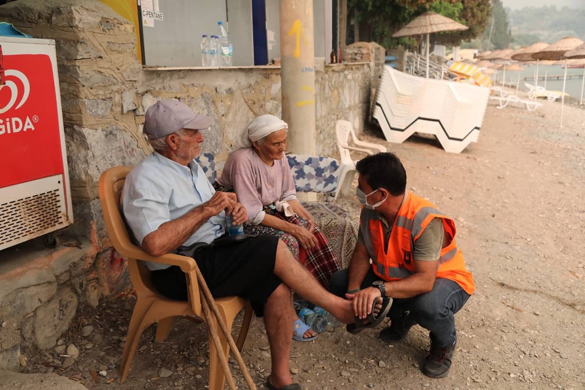 arasahmetmugla's tweet photo. Yangın maalesef hiç istemediğimiz bir boyutta ilerliyor. Bodrum yanıyor; canımız, kalbimiz acıyor... 
Bu kabusun bir an önce sona ermesi için, halkımızın desteğiyle birlikte mücadelemizi aralıksız sürdürüyoruz.

#BodrumYanıyor #cokertmeyanıyor https://t.co/vlyh1viUu3