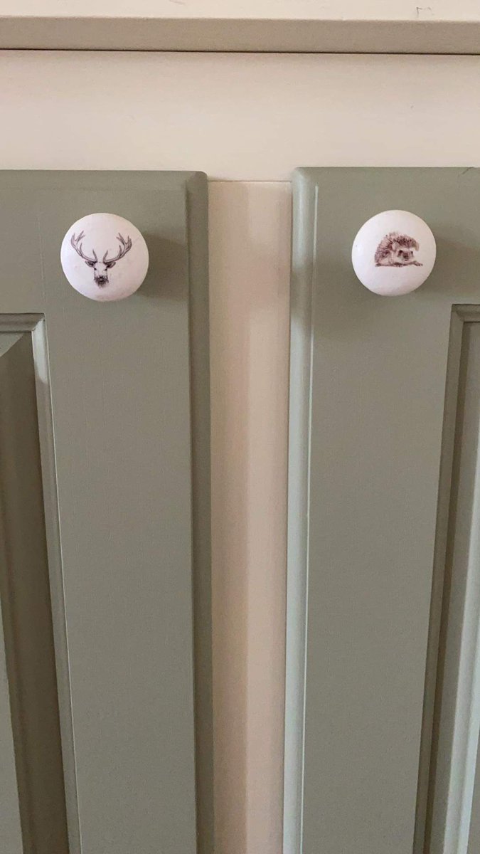aimee_procter's tweet photo. Lots of handles made recently! Just £4 each for 35mm or £5 for 48mm bees! 

Visit my etsy store to see more pictures 🐝🦌🐇🐄

#handmade #handmadeuk #CraftHour #crafting #handles #doorknobs #drawerknobs #bees #savethebees #dogs https://t.co/ThfSrPhovC