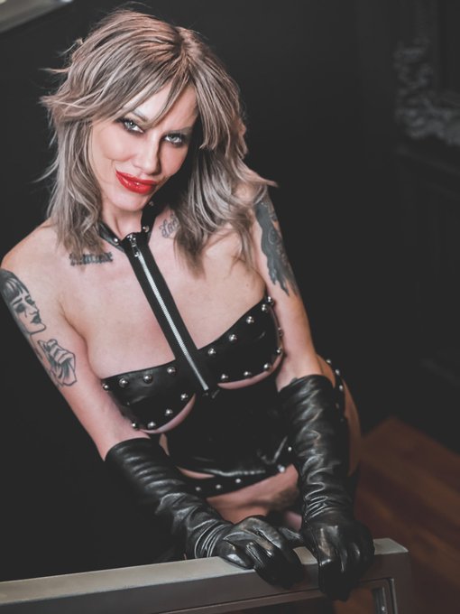 Here&rsquo;s a picture I took of my hot gf #NationalGirlfriendDay  🖤 @MaitresseM https://t.co/F9XNzqapVo<a href="/tag/nationalgirlfriendday"class="tags">#NationalGirlfriendDay</a>