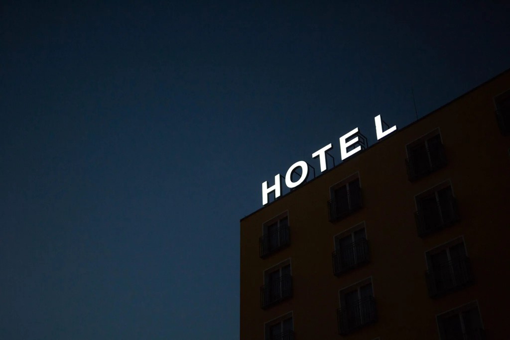 HowarthKylie's tweet photo. I've stayed everywhere from scary cheap motels to opulent converted castles to former European palaces to run-of-the-mill chain hotels. I know hotels.

Read the full article: Sleeping in Style – How to Find a Safe, Affordable Hotel
▸ https://t.co/4Gh3akkKYt

#travel #hotel https://t.co/xkdpdtbzx1