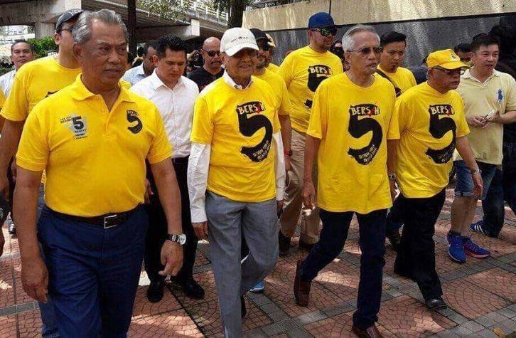 azuands's tweet photo. MEMANG TAK PATOT ANAK2 MUDA TU BERDEMO DI JALANAN BANTAH KERAJAAN WAKTU PANDEMIK NI… TAPI BILA PIKIR2 BALIK SIAPA YANG MENGAJAR BANTAH KERAJAAN DI JALANAN? https://t.co/THZuJcJN5H
