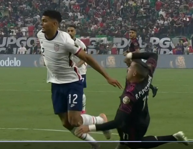 SancadillaNorte's tweet photo. Al rato si le hacen penal, el árbitro ya no le va a creer a Funes Mori. https://t.co/RgLfozhtnA