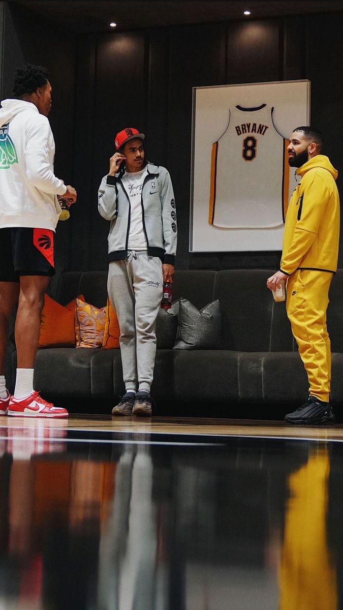 BleacherReport's tweet photo. .@Drake welcomed new Raptors draft picks, Scottie Barnes and Dalano Banton to Toronto 🔥 https://t.co/yQH2xm6vK1