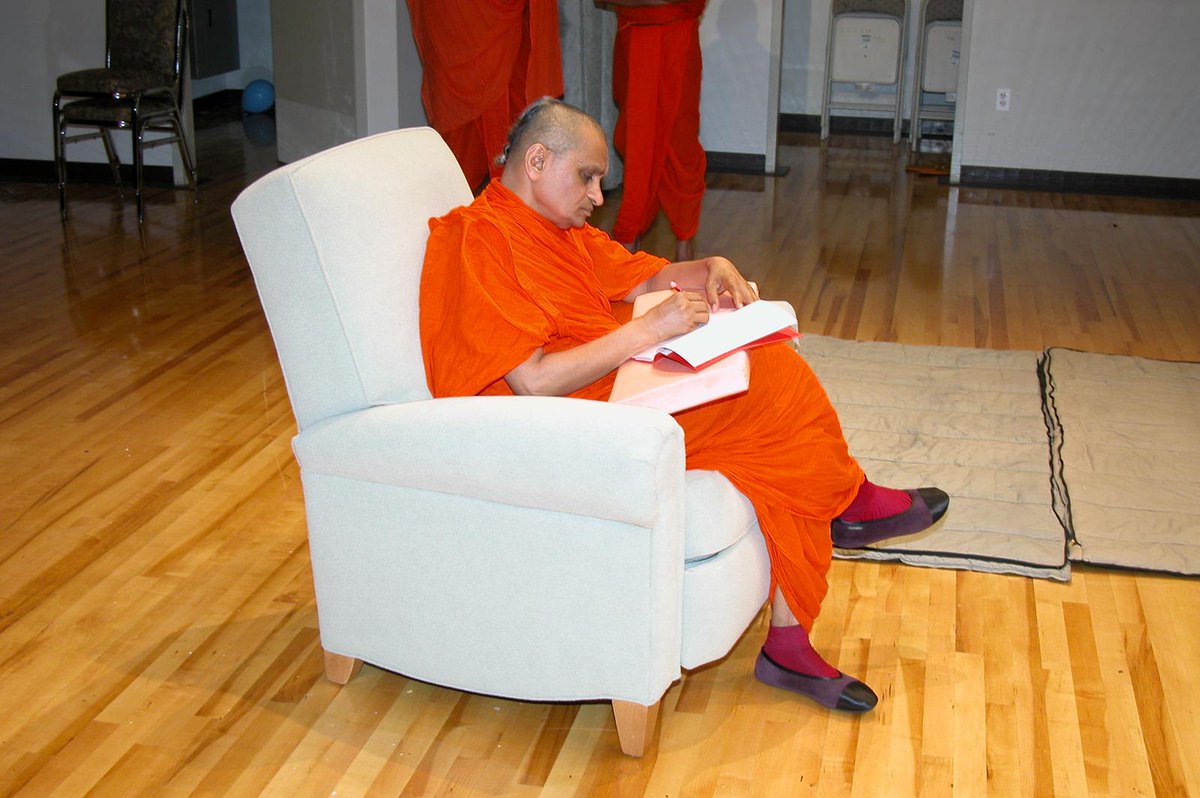 SGadiNewJersey's tweet photo. Bapa writing our Mantra "Swaminarayan Bapa Swamibapa" during our
2003 Patotsav
Celebrating the #20thAnniversary of #SecaucusTemple https://t.co/bPwVaelefY
