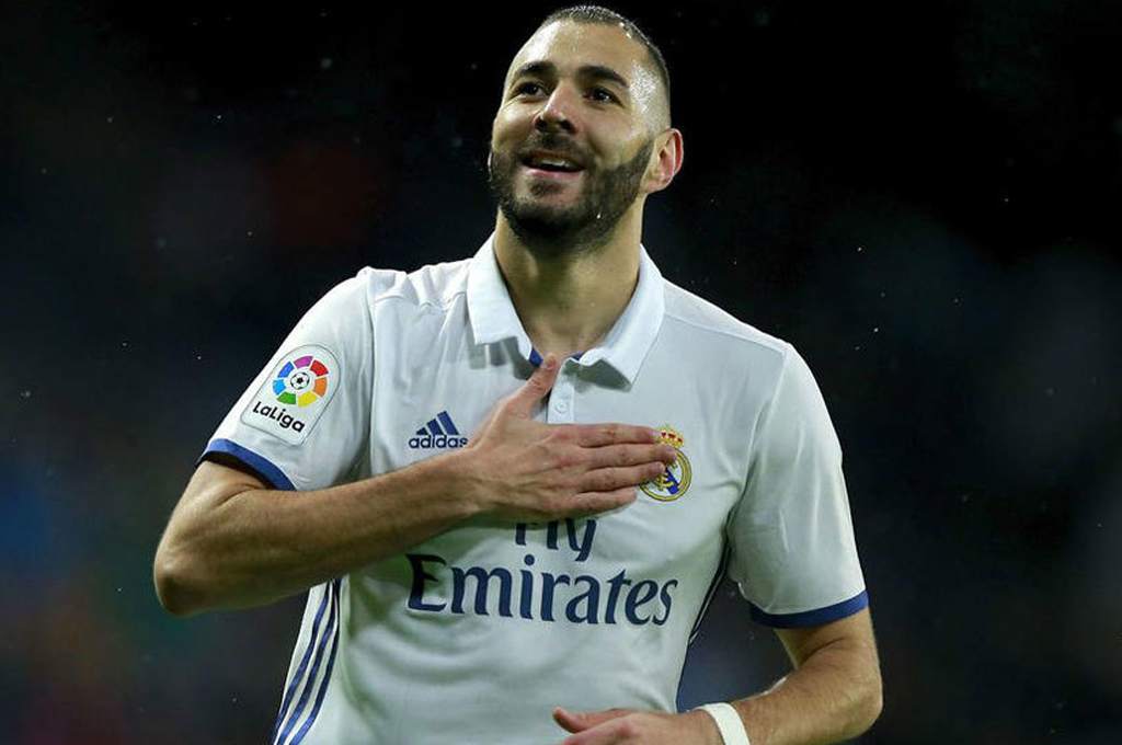 AdriRM33's tweet photo. - Karim Benzema firmará su tercera renovación con el Real Madrid en 12 años. 

-Lionel Messi busca su décima renovación con el Barcelona en 17 años. 

¡Unos aman al club y otros el dinero! 😎 https://t.co/yvKkQIaroh
