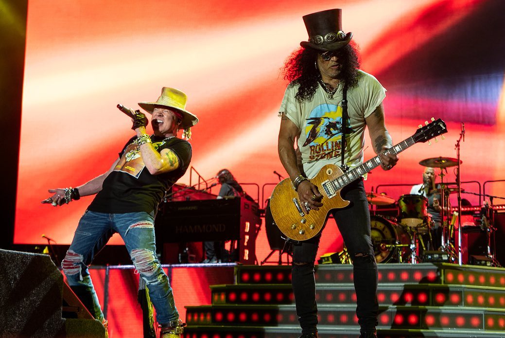 SlashArmy_ARG's tweet photo. Guns N’ Roses en su primer concierto en el 2021 en el Hersheypark Stadium, Hershey, PA 🇺🇸🎩🌹🤘🏻. 31/07/21

#GNR #GnFnR #Slash #AxlRose #DuffMcKagan #GNRinHershey #RnFnR #Gibson #GNR2021

📸: Blackstein Photography https://t.co/LZjlN0ODTG