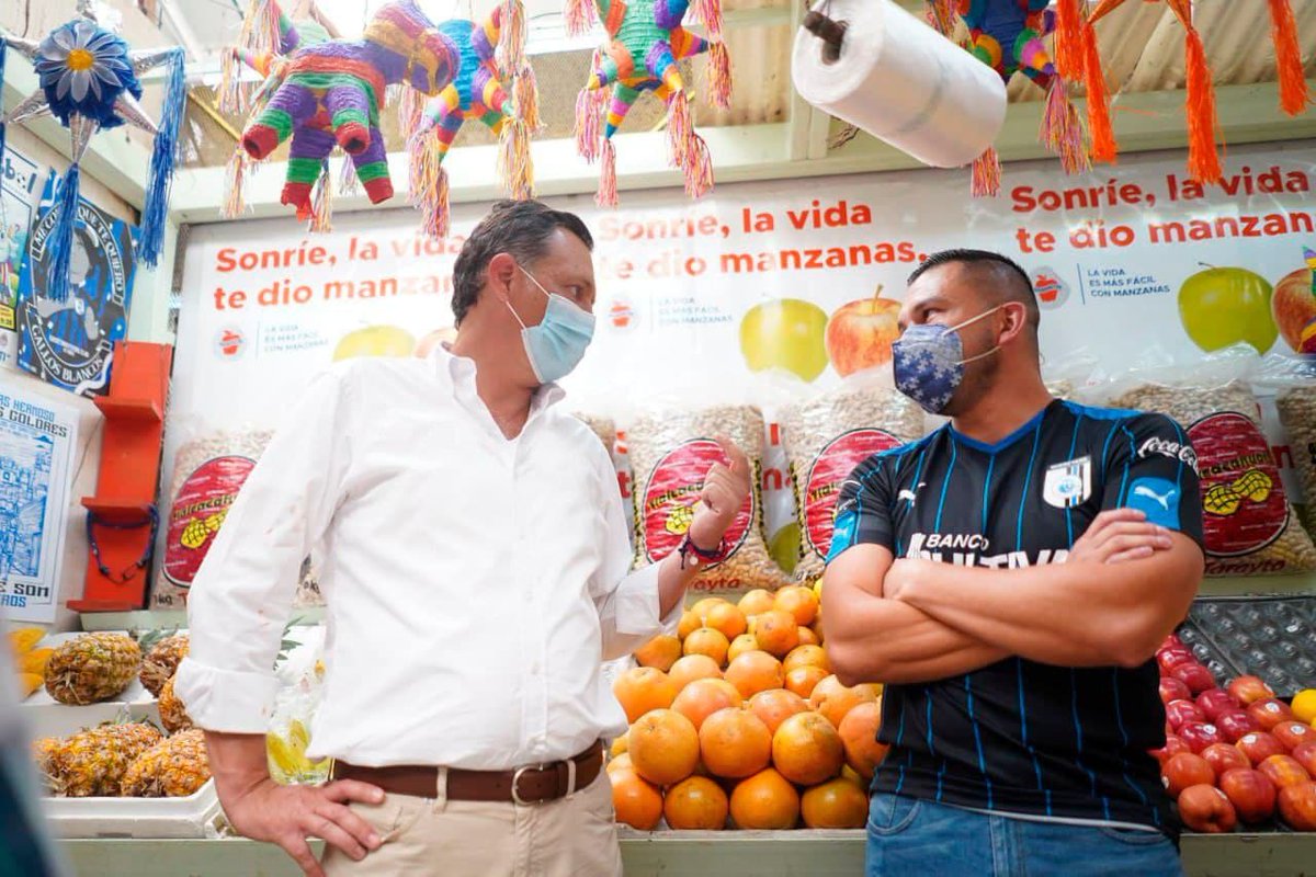 makugo's tweet photo. Sé lo que cuesta subir la cortina de un negocio y trabajar sin descanso para sacarlo adelante. Por eso, en el #DíaDelComerciante, les reitero mi respeto, admiración y compromiso para que juntos sigamos haciendo que #Querétaro crezca. ¡Felicidades 👏🏻! https://t.co/H7qlpOhdSe