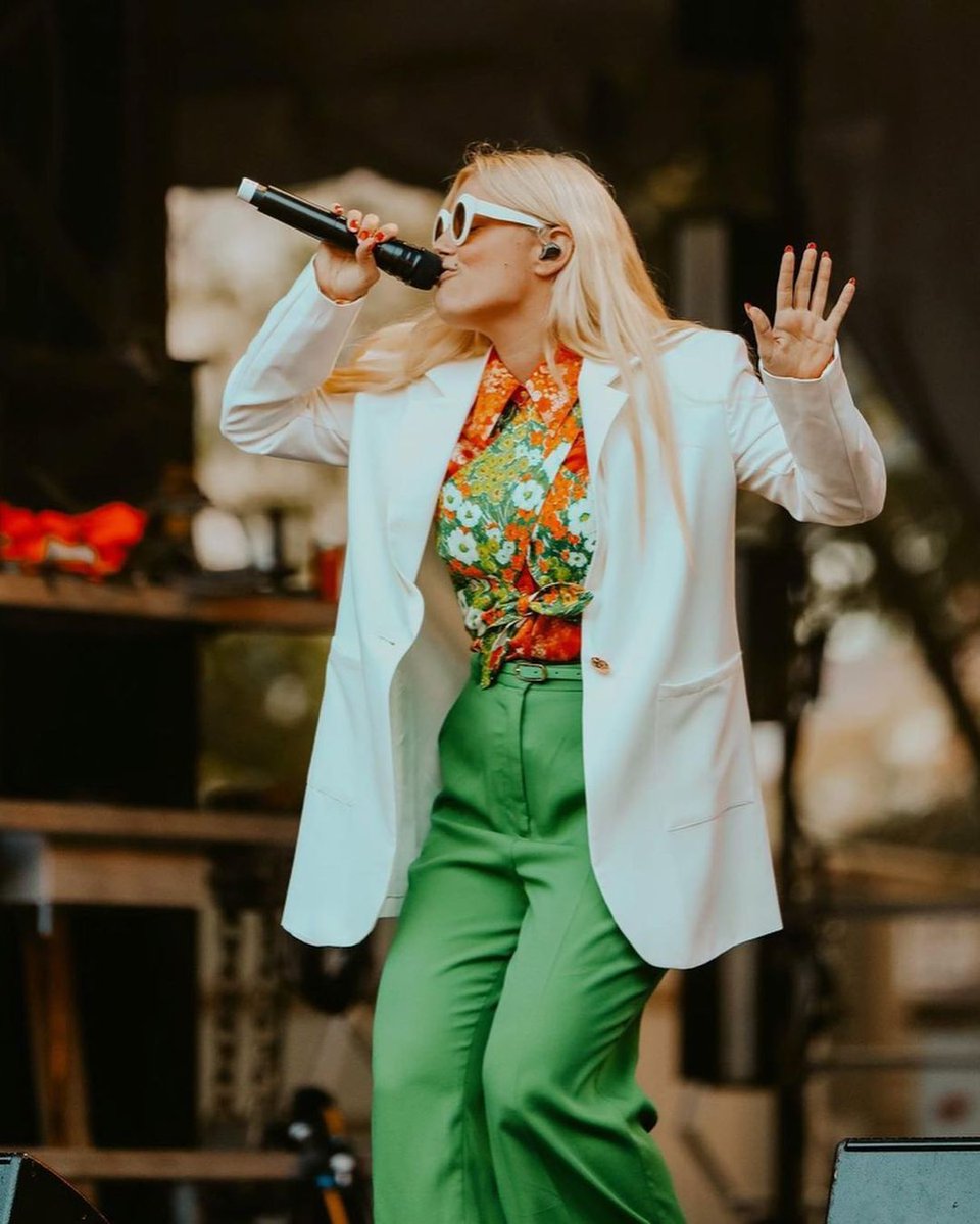PortalAsheBR's tweet photo. 📲 01.08 | LAPIMA via Instagram.
"Lapima compareceu ao @lollapalooza com a mais incrível cantora @ashemusic. A destacada #ashe usou o Vera Natural White Vintage da @lapimaofficial em sua apresentação e também a Catarina Natural Shell nos bastidores. #lollapalooza #lapima" https://t.co/hriBCg1s6Z