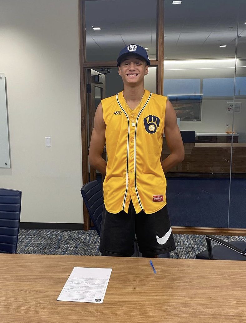 NWSMG's tweet image. It is with great pleasure that we introduce our newest client and member of the #NWSMGFam.

From 10 years old with @NWFutures, transitioning to @BaumBatNW, we are so thrilled and excited to bring Caden Vire on board!

@MochaMan44 @Brewers #ThisIsMyCrew @skyviewbaseball