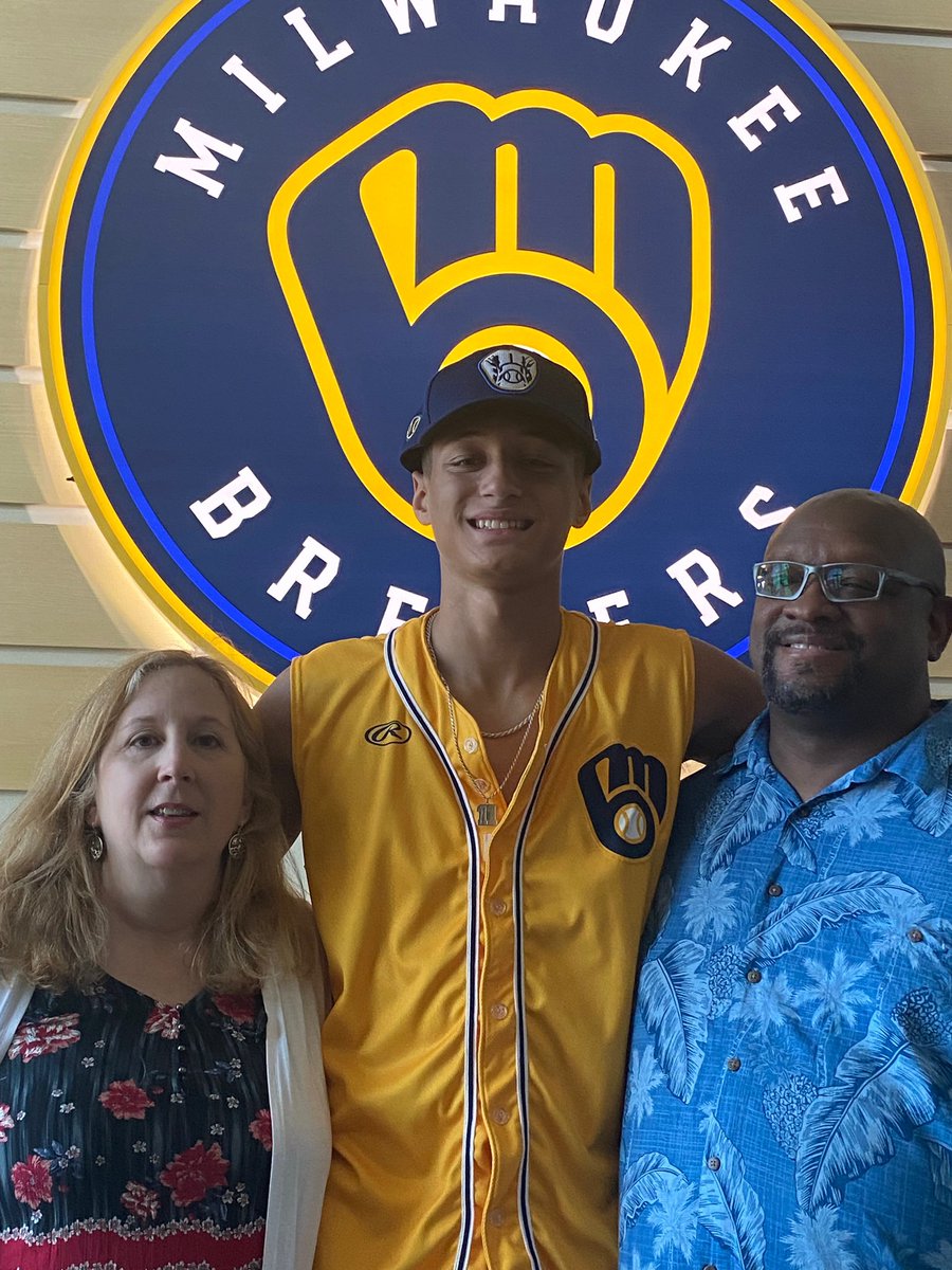 NWSMG's tweet image. It is with great pleasure that we introduce our newest client and member of the #NWSMGFam.

From 10 years old with @NWFutures, transitioning to @BaumBatNW, we are so thrilled and excited to bring Caden Vire on board!

@MochaMan44 @Brewers #ThisIsMyCrew @skyviewbaseball