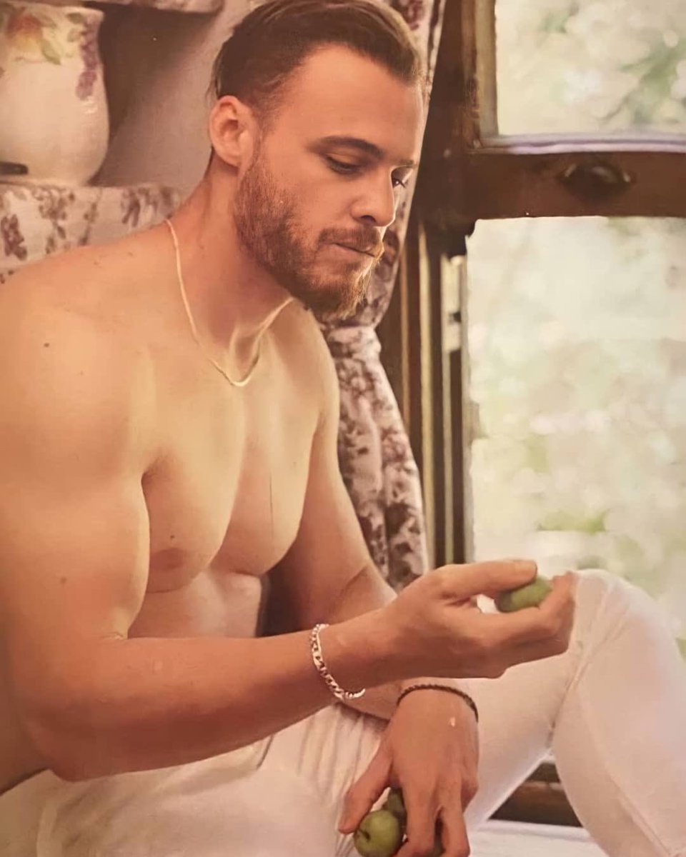 giupdp90's tweet photo. E che cazzo però 🥵 #KeremBursin #CanYaman https://t.co/N2Ww12K8RH