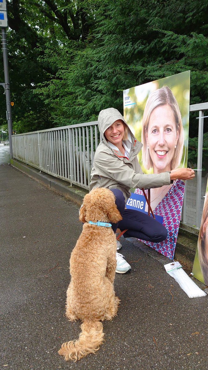 Startschuss für die Stadtratswahlen. Schlechtwetterprogramm am Nationalfeiertag: Plakate aushängen. #stadtrat #aarau #Wahlkampf #Auftakt #huddelwetter