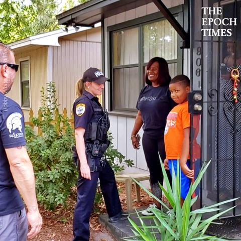 YoumakerM's tweet photo. Polices Replace Boy's Stolen Basketball Hoop

So good to see positive relationships being built, which is very different from what has been reported in mainstream media. This is truly our America!

💝WATCH on #Youmaker👉 https://t.co/8VUGmCbgEe https://t.co/ybhuL65qud