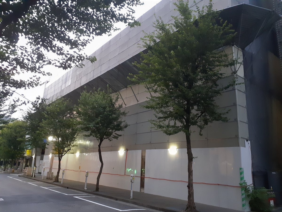 The大名古屋マン 久屋大通パークの入口西側すぐの旧名古屋市教育館も絶賛解体中 南側パーキング 角地 ヴィトンさんだと そこそこの敷地になります 注目です 頑張ろう再開発