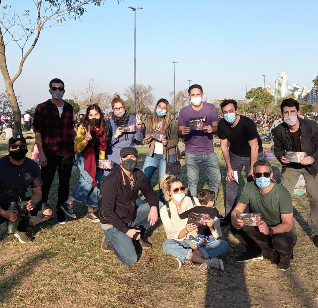 IrigoitiaJulia's tweet photo. 🚶‍♀️☀️Caminata y volanteada en Oroño y el río junto a compañeros y compañeras ✌

💬 Cerramos el domingo con #LisandroCavatorta en el parque de los #SilosDavis hablando con vecinos y vecinas del centro de #Rosario 

#HacemosSantaFe 
#HacemosRosario 
#ElConcejalDeLaCalle https://t.co/5xQIm940We