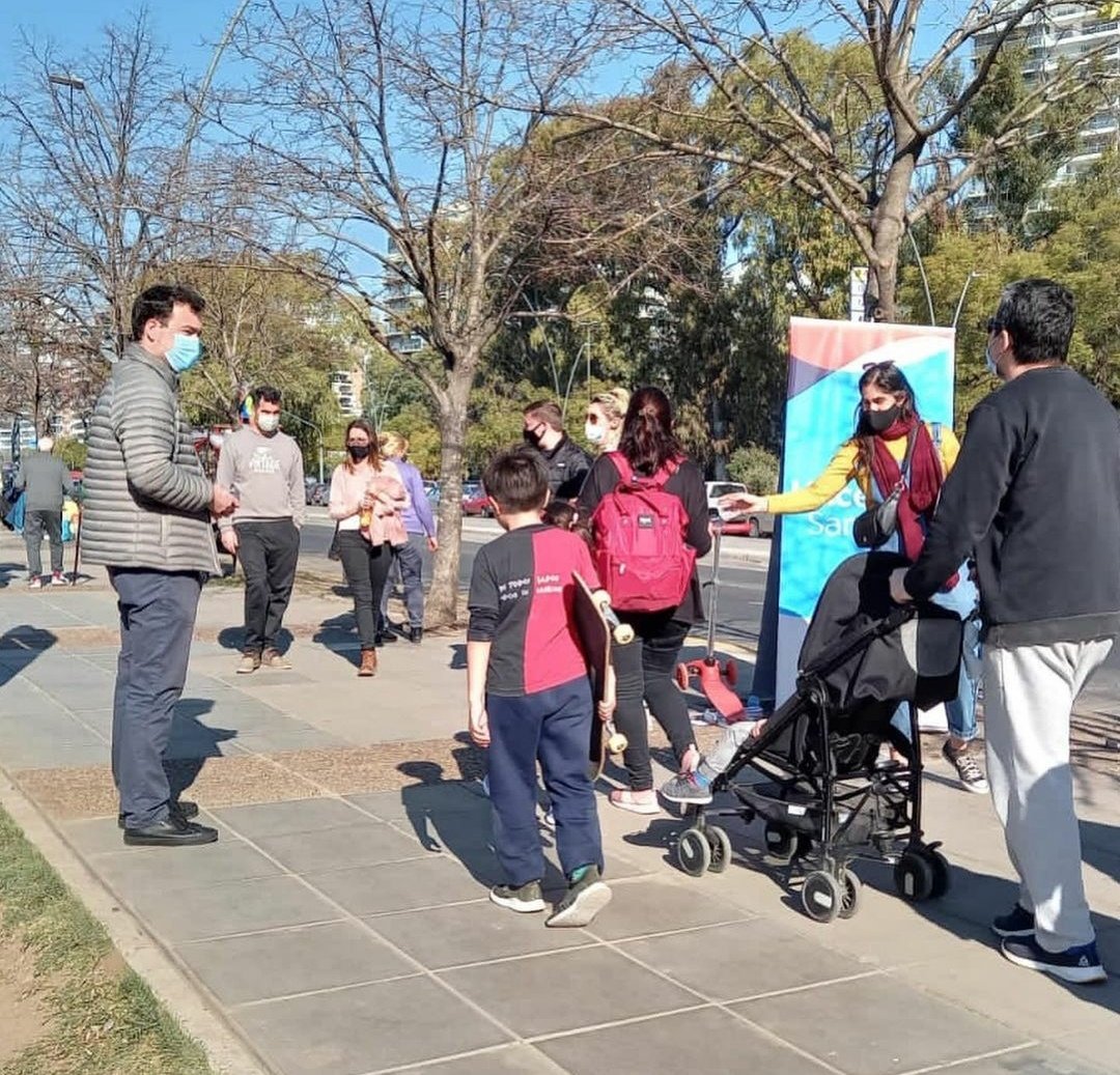 IrigoitiaJulia's tweet photo. 🚶‍♀️☀️Caminata y volanteada en Oroño y el río junto a compañeros y compañeras ✌

💬 Cerramos el domingo con #LisandroCavatorta en el parque de los #SilosDavis hablando con vecinos y vecinas del centro de #Rosario 

#HacemosSantaFe 
#HacemosRosario 
#ElConcejalDeLaCalle https://t.co/5xQIm940We