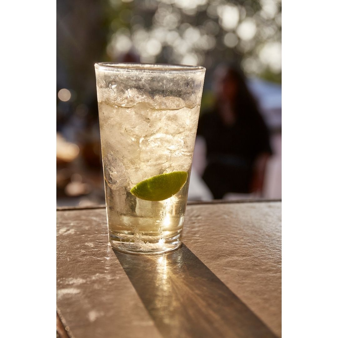 maxclauxfoodpic's tweet photo. Con buena compañía los días se hacen eternos.
#Chilcano
#Pisco @Pisco4gallos
#Gaseosa @Everlast_
@EverlastLatam @Food52 @FoodandWineES @foodnetworrk @foodnetworkuk @FoodNetworkBR @FoodyTV @InstafoodPeru #MaxClauxFoto @MattArmendariz #maxclauxfoodpic #ComplementoEstudio https://t.co/imE04PWLmo