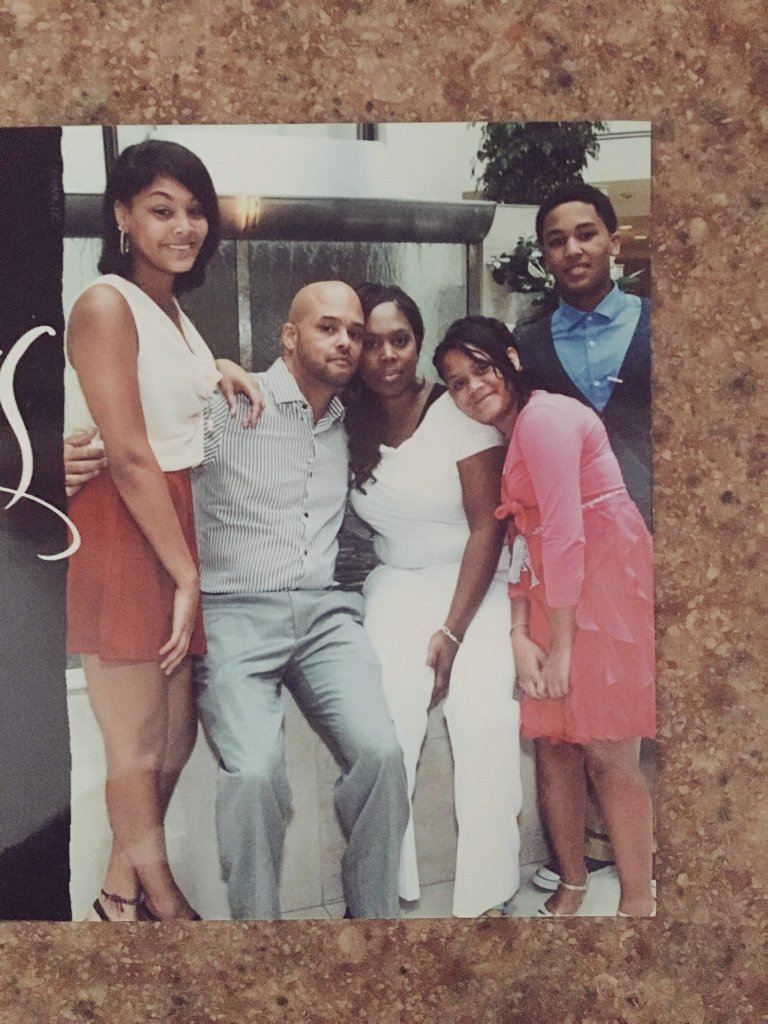 LLpraise's tweet image. The mother of this beautiful family needs a kidney donor now.  Please prayerfully and compassionately consider becoming a living donor or share this story with 10 of your followers. Heavenly thanks.