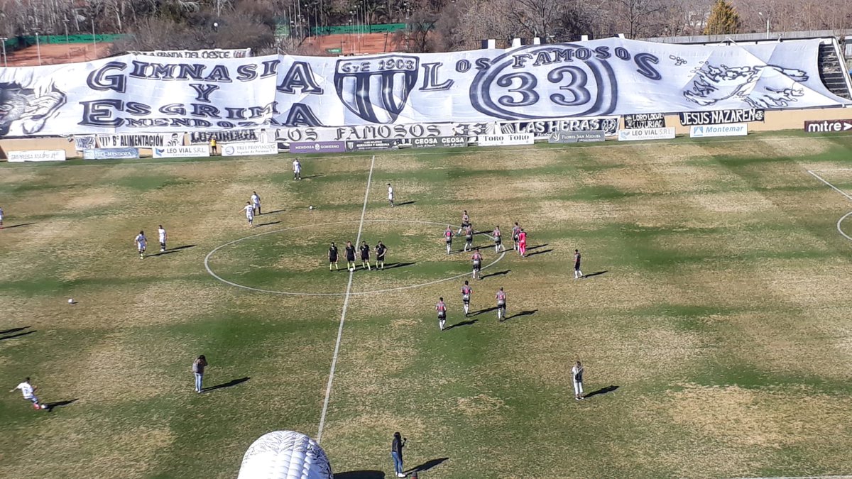 jorgebarbieri40's tweet photo. El presidente  Fernando  porretta, y los jugadores recibieron un gran  apriete ? Porretta , los enfrento en una fuerte discusión, quiere renunciar , después  de su gigantesca Gestión; una locura!!!! https://t.co/ugr1Q7Gw06