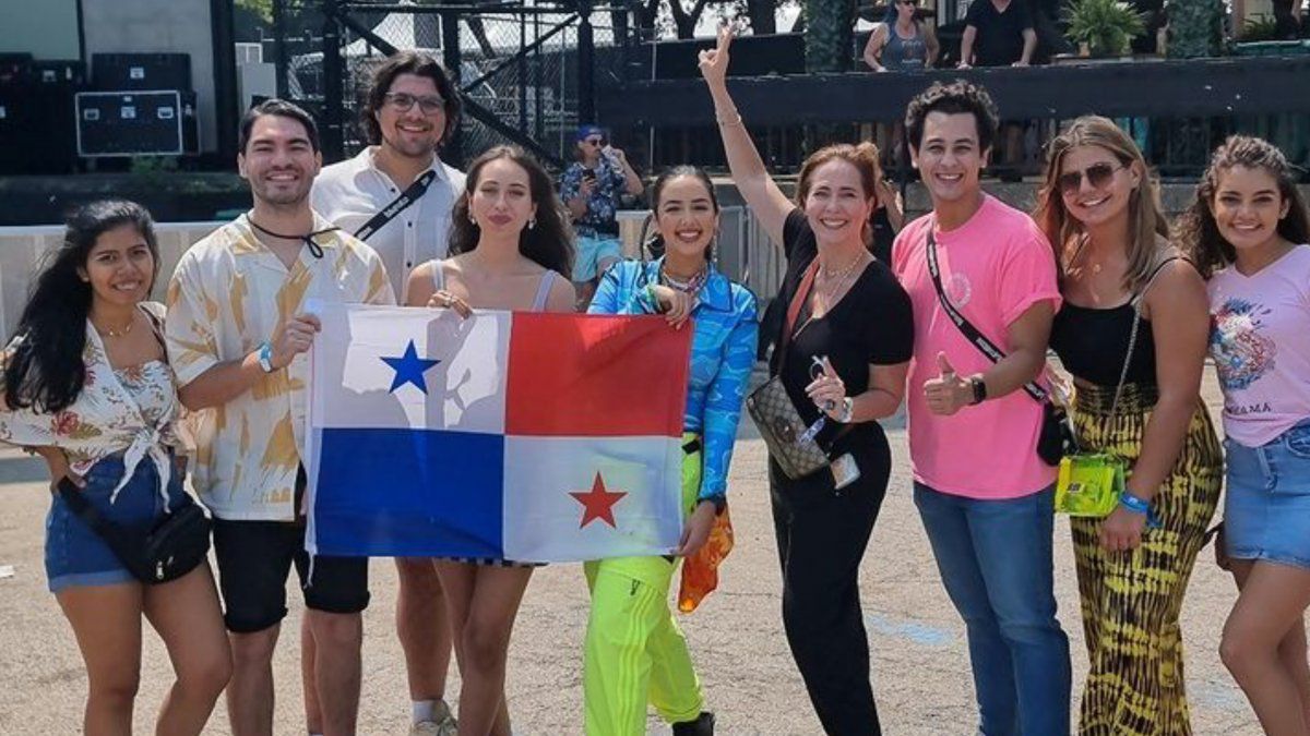VÍDEO| Sofía Valdés en el cierre de Lollapalooza 2021 buff.ly/3A1QUsa