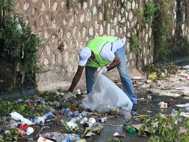 DamienWKing's tweet photo. Was so impressed yesterday by the Eastwood Gardens Youth Club when I joined them to pick up plastic bottles out of Sandy Gully. Their civic spirit was inspiring. #PutPlasticInItsPlace #TimeToMakeAChange #EastwoodGardensYouthClub @RecyclingJA https://t.co/OlXeoqXRpa