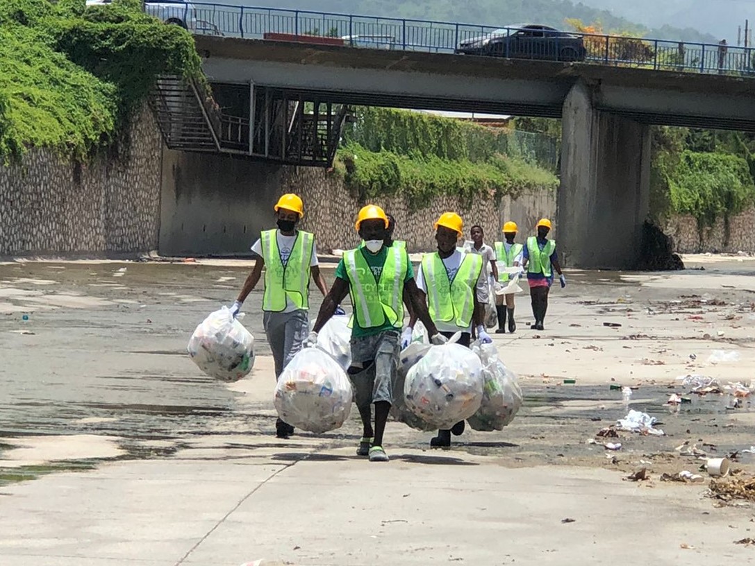DamienWKing's tweet photo. Was so impressed yesterday by the Eastwood Gardens Youth Club when I joined them to pick up plastic bottles out of Sandy Gully. Their civic spirit was inspiring. #PutPlasticInItsPlace #TimeToMakeAChange #EastwoodGardensYouthClub @RecyclingJA https://t.co/OlXeoqXRpa