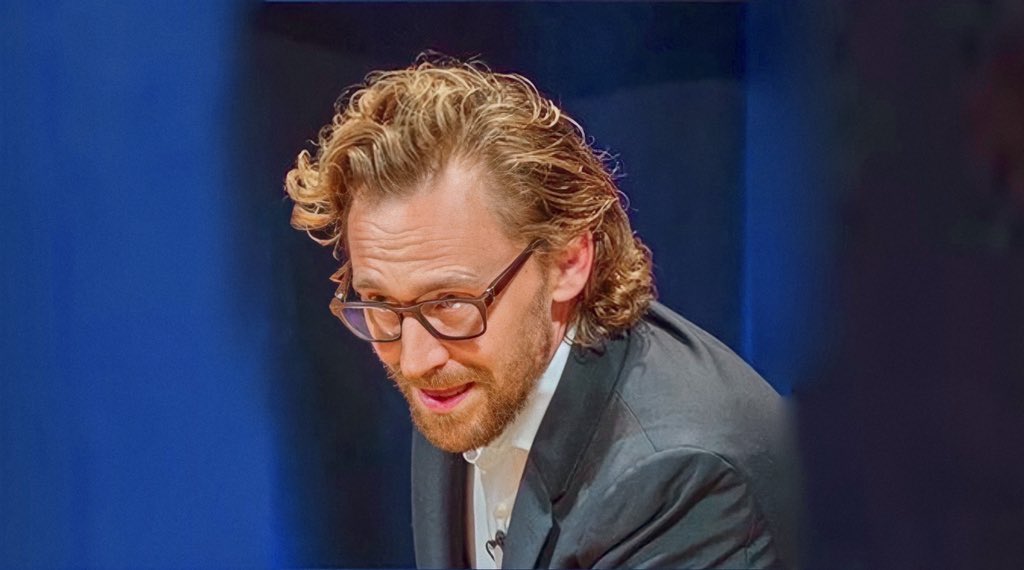 taanfiction's tweet photo. ★ Tom Hiddleston with long hair, beard and glasses is the best thing that could happen to us!! https://t.co/kEk0mTwvJJ