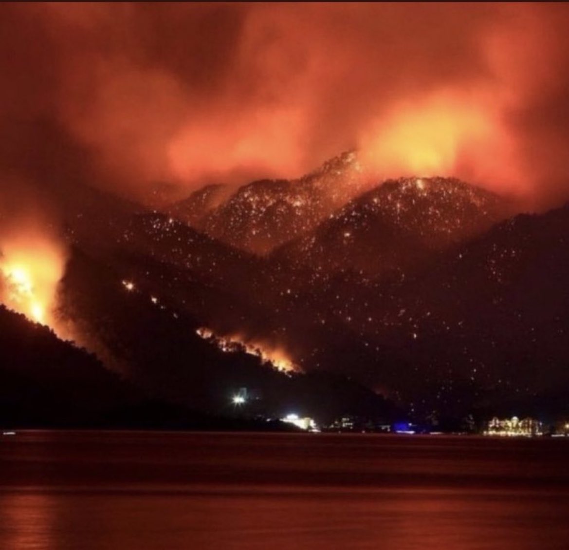 Bizim gökyüzümüz maviydi bize mavimizi geri verin ...
Lütfen daha çok paylaşın #helpturkey