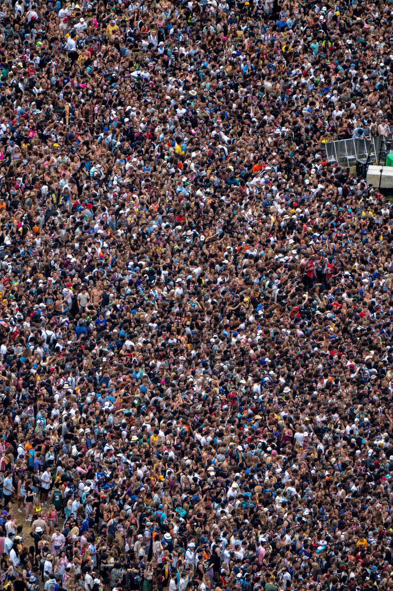 txiokatu's tweet photo. This is Lollapalooza 2021. Lori Lightfoot decided to postpone COVID restrictions because Lollapalooza was financially beneficial to Chicago.

Restrictions now aren’t about science or preventing COVID. It’s about control. https://t.co/6wSWxxZet3
