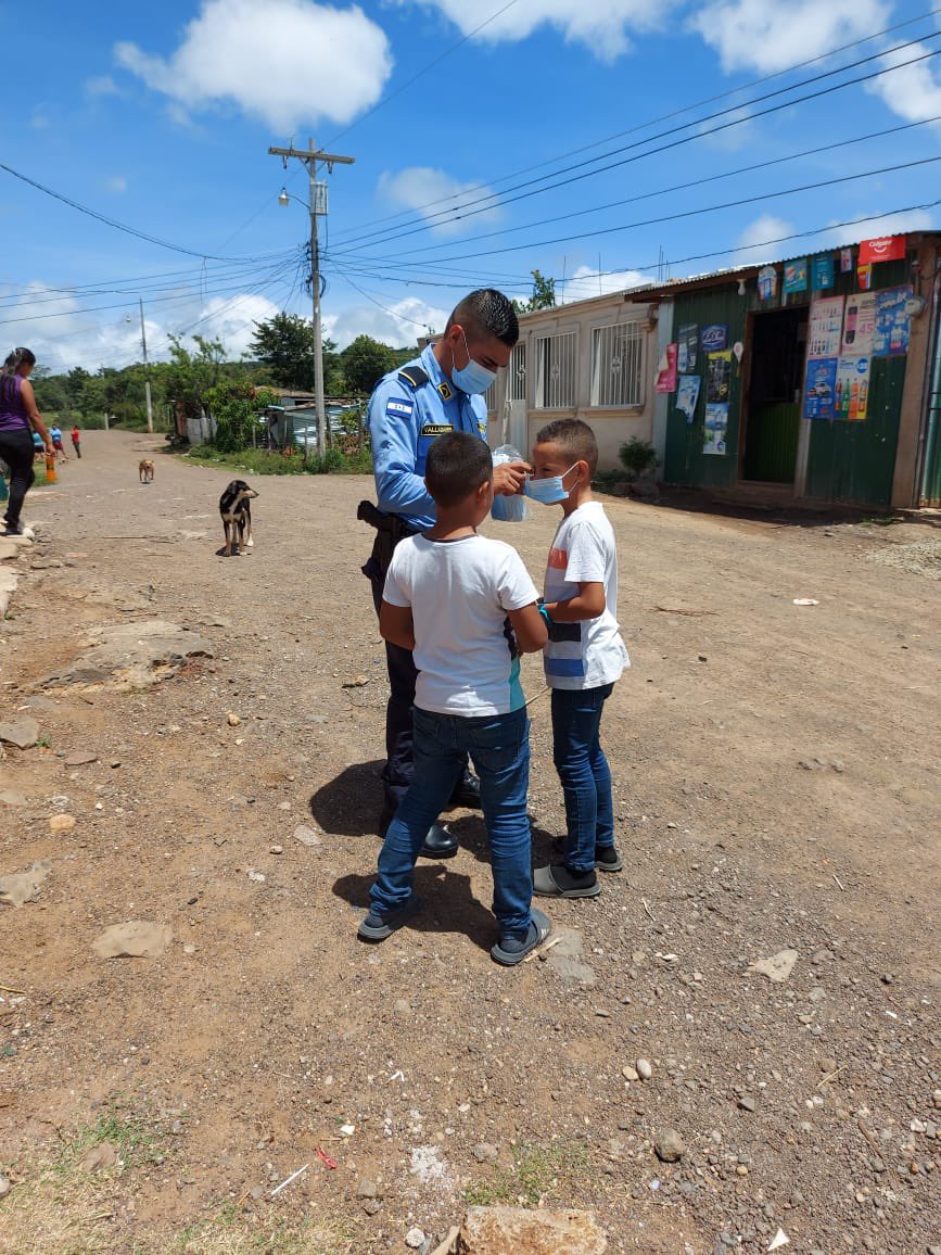 PoliciaHonduras's tweet photo. 🚔🚨| #Positivo

Nuestros funcionarios policiales del #ProgramaGreat realizan entrega de mascarillas a los niños y niñas de las diferentes colonias de Comayagüela #FranciscoMorazán https://t.co/AoTSe0Y1Xi