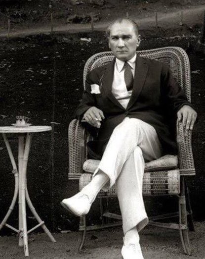 Tek bir ağaç kesilmesin diye evinin yerini değiştiren Mustafa Kemal Atatürk'ü saygı ve rahmetle anıyorum.  #helpturkey #mustafakemalatatürk